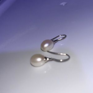 Pearly tear drop earrings